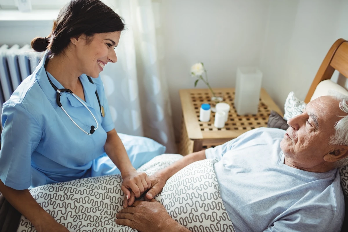 Cuidados essenciais com pacientes acamados em casa
